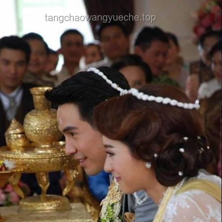 疑似新娘给新郎让妆：婚礼上的妆容新风尚还是传统习俗的误解？